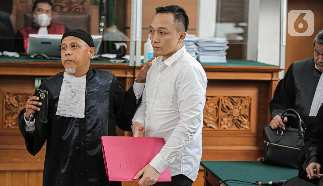 Terdakwa kasus dugaan pembunuhan berencana Brigadir Yosua, Ricky Rizal usai menjalani sidang lanjutan di PN Jakarta Selatan, Jakarta, Selasa (24/1/2023). Ricky Rizal mengungkapkan penyesalannya itu dalam pledoi atau nota pembelaan yang dibacakannya hari ini, Selasa, 24 Januari 2023 di Pengadilan Negeri Jakarta Selatan. (Liputan6.com/Faizal Fanani)