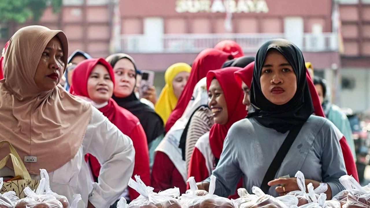 FOTO: Antrean Panjang di Surabaya, 10 Ton Beras Murah Ludes Diserbu Warga