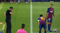 Pelatih Napoli, Gennaro Gattuso(kiri) meluapkan reaksi ketika berinteraksi dengan penyerang Barcelona, Lionel Messi (tengah). (AP Photo/Joan Monfort)
