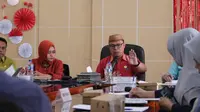 Sekda Kabupaten Gorontalo, Roni Sampir saat menggelar rapat bersama terkait temuan BPK (Arfandi Ibrahim/Liputan6.com)