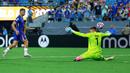 Pemain Chelsea, Kiernan Dewsbury-Hall, mencetak gol ke gawang Benfica pada laga 16 besar Piala Dunia Antarklub 2025 di Bank of America Stadium, Minggu (29/6/2025). (AP Photo/Nell Redmond)