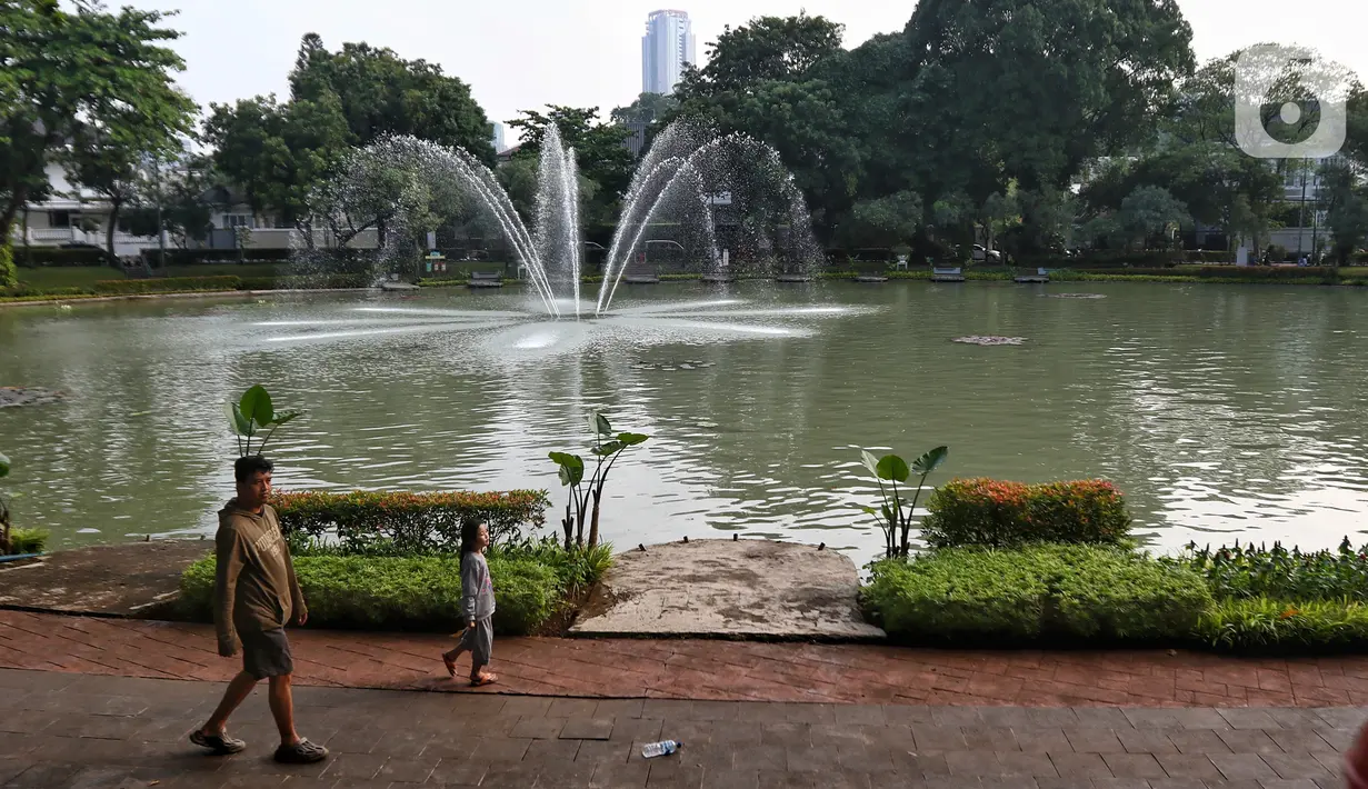 Pada tahun 1984, Dinas Pertamanan dan Hutan Kota merenovasi taman ini dan melengkapinya dengan empat buah air mancur yang dipenuhi dengan bunga Teratai. (Liputan6.com/Angga Yuniar)