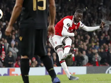 Striker Arsenal, Nicolas Pepe melakukan tendangan bebas saat bertanding melawan Vitoria de Guimaraes pada matchday ketiga Grup F Liga Europa di Stadion Emirates, London (24/10/2019). Di pertandingan ini, Pepe mencetak dua gol dan mengantar Arsenal menang 3-2 atas Vitoria. (AP Photo/Alastair Grant)