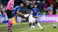Teranyar saat laga final Euro 2020 melawan Inggris. Sang bek tak ragu-ragu menarik baju pemain muda Inggris, Bukayo Saka, demi mencegahnya masuk ke area pertahanan Italia. (Foto: AP/Laurence Griffiths,Pool)