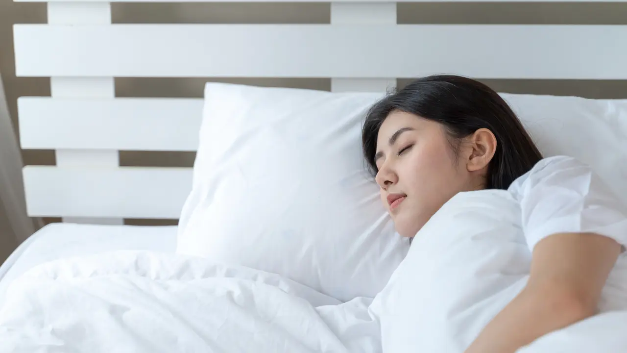 Ilustrasi perempuan tidur, bermimpi