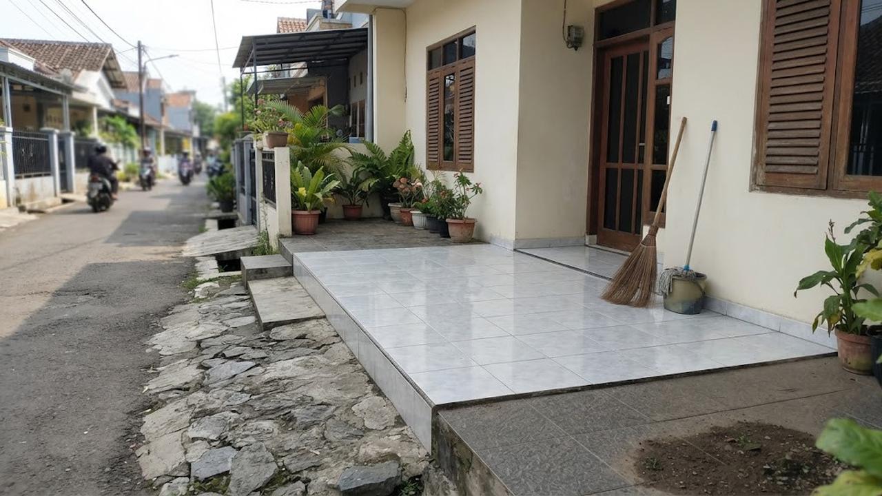 Teras Rumah Dekat Jalan