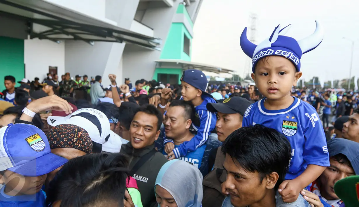 Bobotoh membawa anaknya saat ingin menyaksikan aksi Essien dan Cole di laga Persib Bandung di Stadion Gelora Bandung Lautan Api (GLBA), Jawa Barat, Sabtu (15/4). (Liputan6.com/Yoppy Renato)