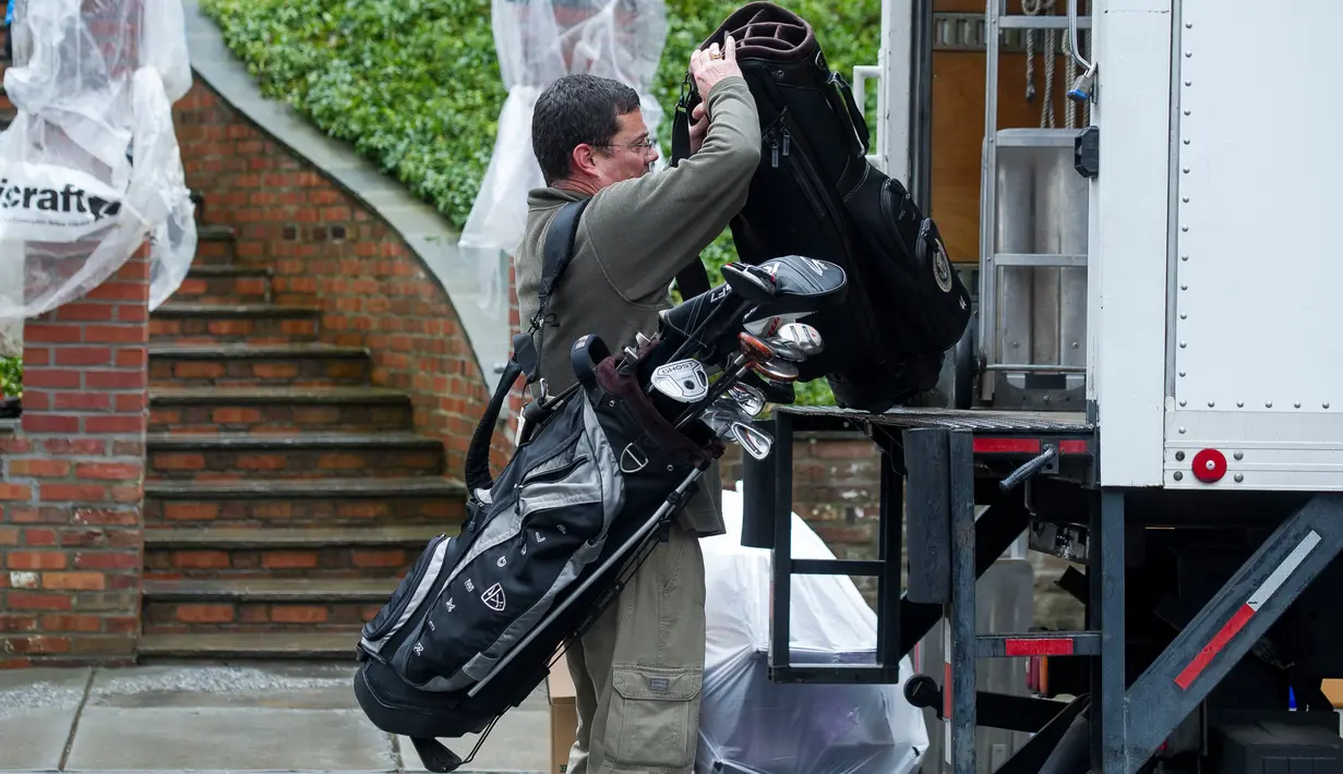 Pekerja menurunkan peralatan golf milik keluarga Barack Obama dari truk ke rumah sewaan di lingkungan Kalorama dari Washington, 17 Januari 2017. Kepindahan keluarga Obama terkait terpilihnya Donald Trump menjadi Presiden AS ke-45. (AP Photo/Cliff Owen)