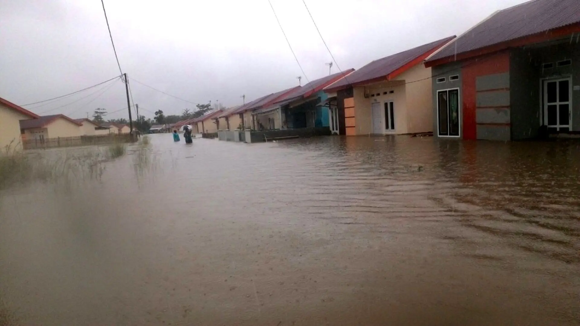 Kawasan perumahan di Kelurahan Bumi Ayu Kota Bengkulu terkepung banjir 
dengan ketinggain mencapai 70 centimeter (Liputan6.com/Yuliardi Hardjo) 