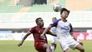 Pemain Persita Tangerang, Edo Febriansyah, duel udara dengan pemain Borneo FC, Terens Puhiri pada laga BRI Liga 1 di Stadion Pakansari, Bogor, Sabtu (10/2/2021). (Bola.com/M Iqbal Ichsan)
