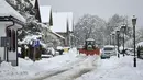 Pembersih salju membersihkan jalan dari salju di Burguete, Spanyol utara, Senin, 16 Januari 2023. Pihak berwenang telah mengumumkan salju dan suhu sangat rendah selama beberapa hari ke depan di seluruh bagian utara negara itu. (AP Photo/Alvaro Barrientos)