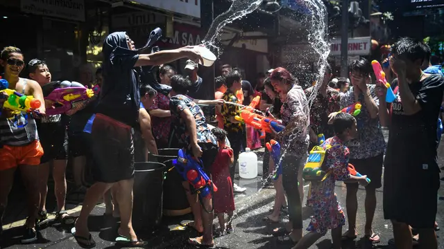 Perang Air di Festival Songkran