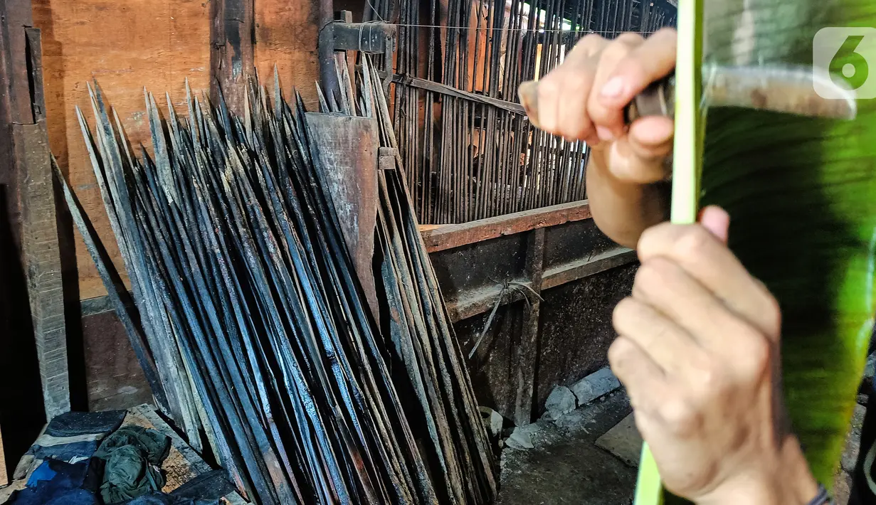Sejumlah bambu yang digunakan untuk pengasapan ikan atau ayam di Setu Tujuh Muara Sawangan, Depok, Minggu (19/06/2022). Pengasapan ikan dengan menancapkan bambu diatas bara api ini memakan waktu sekitar 7 jam dijual dengan harga Rp85.000 per kilogram. (Liputan6.com/Fery Pradolo)
