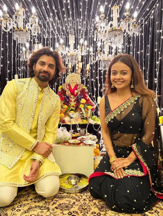 Vishal Singh berpose dengan seorang wanita usai melakukan doa di kuil. (Foto: Instagram/@vishal.singh.786)