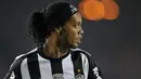 Pada tahun 2012-2014 Ronaldinho berpindah klub ke Atletico Mineiro dan bermain sebanyak 48 kali dan mencetak 16 gol. (AFP/Guillermo Legaria)