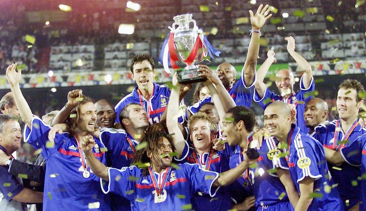 Mereka sukses keluar sebagai jawara Piala Eropa 2000 berkat gol emas David Trezeguet saat mengalahkan Italia 2-1 pada partai final. (AFP/Philippe Huguen)