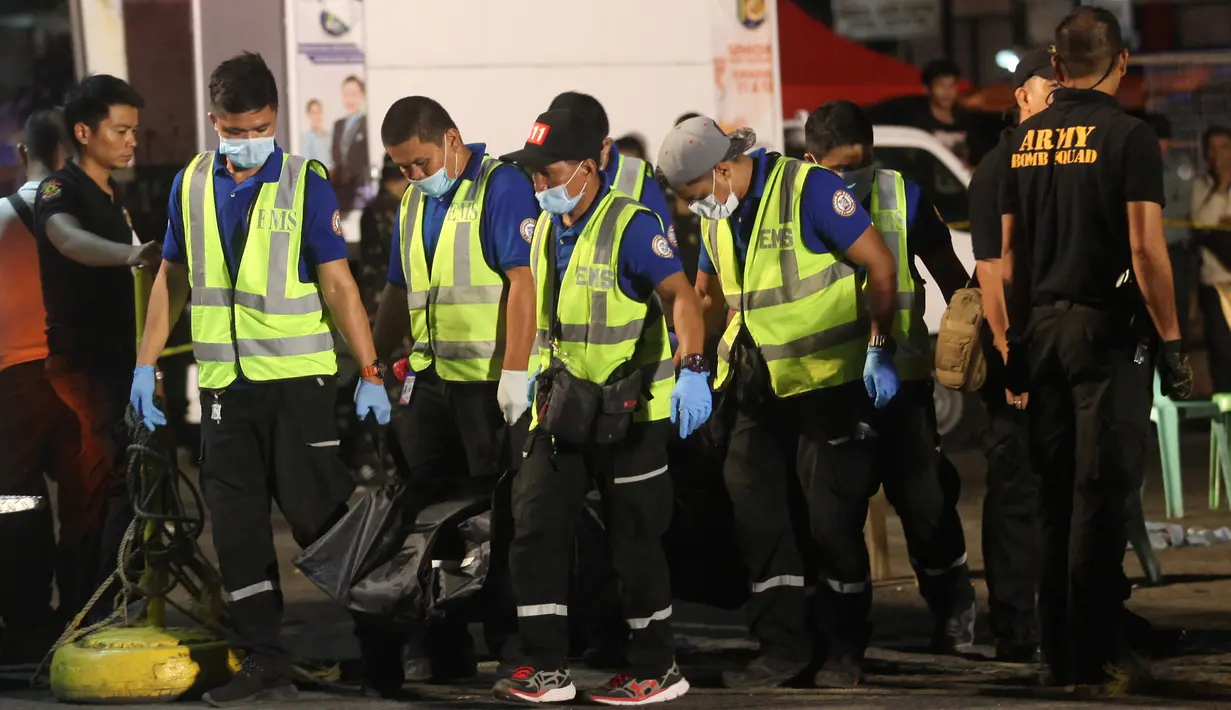Petugas medis membawa kantung jenazah usai ledakan bom di kota Davao, Filipina, (2/9). Ledakan bom tersebut terjadi di sebuah pasar. Selain korban tewas, 60 orang lainnya diketahui menderita luka-luka. (REUTERS/Lean Daval Jr)