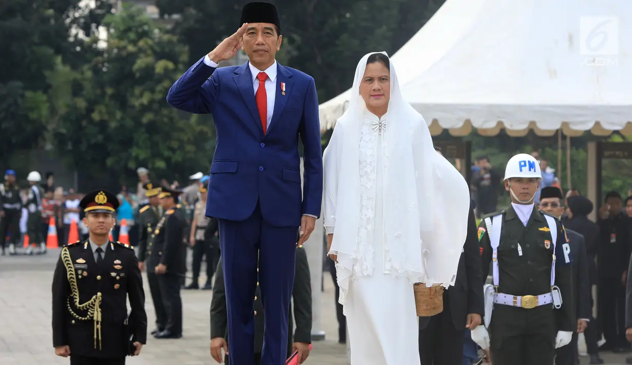 Presiden Joko Widodo atau Jokowi beserta Ibu Negara Iriana menghadiri pemakaman istri presiden ke-6 RI Susilo Bambang Yudhoyono (SBY), Ani Yudhoyono di Taman Makam Pahlawan (TMP) Kalibata, Jakarta, Minggu (2/6/2019). (Liputan6.com/JohanTallo)