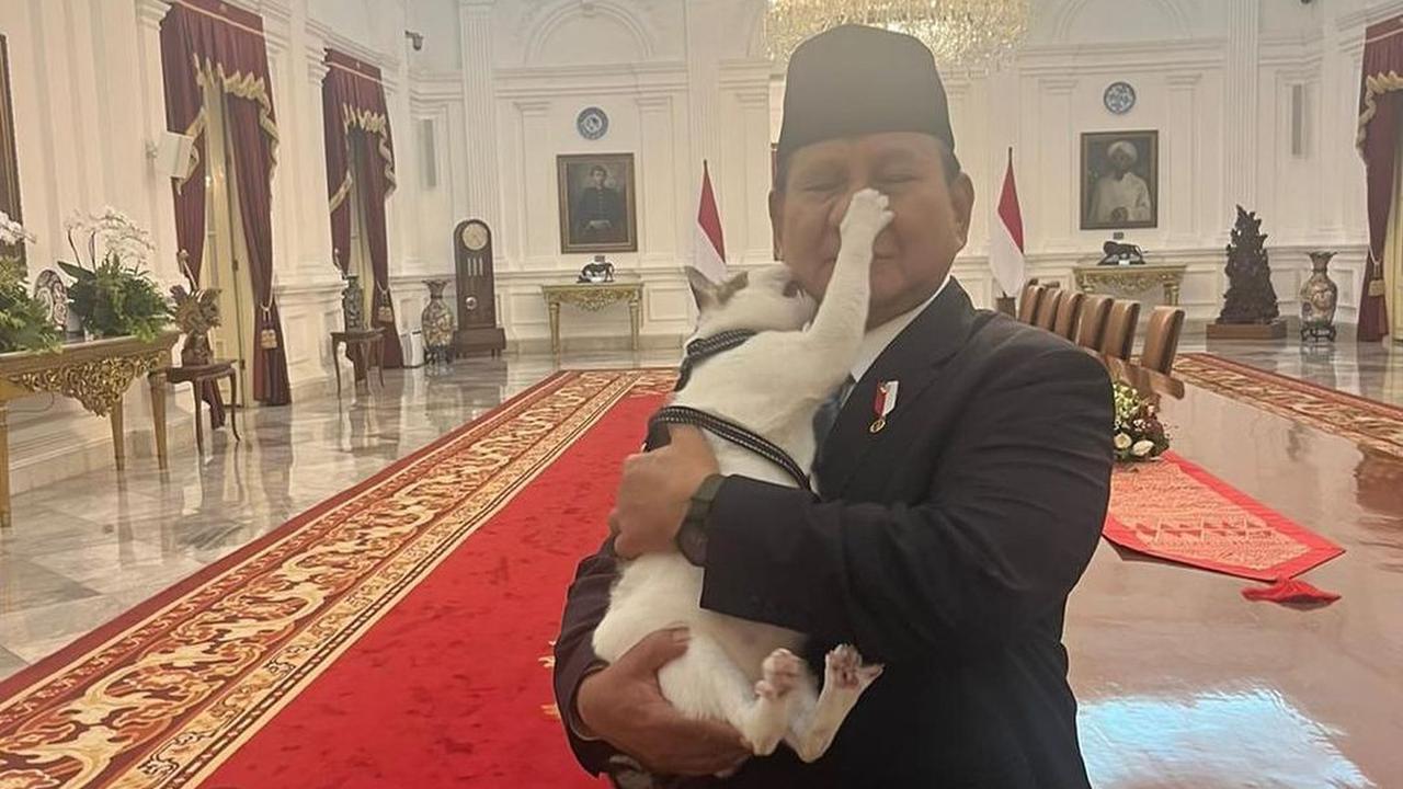 Potret Mesra Prabowo Gendong Bobby Kertanegara di Istana