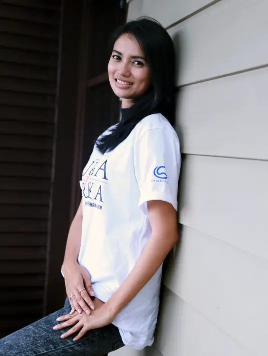 Meriza Febriani merasa tak kuasa ketika ia bintangi film 'Surga Yang Terluka'. Diakuinya, cerita yang disuguhkan film ini mengingatkannya pada perjuang sang ibu. (Adrian Putra/Bintang.com)