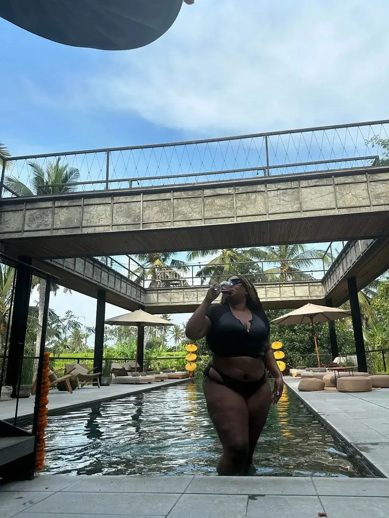 Lizzo sedang liburan di Bali (https://www.instagram.com/p/C_ELsVfh7K3/?img_index=1)