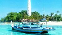Kapal di pantai Belitung. foto: Instagram @sewakapalbelitung