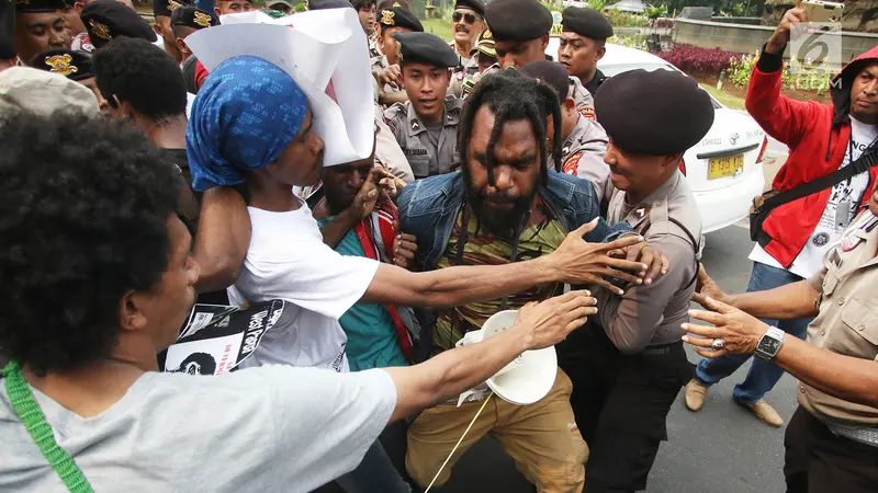 Polisi Bubarkan Paksa Massa Aksi Papua Barat
