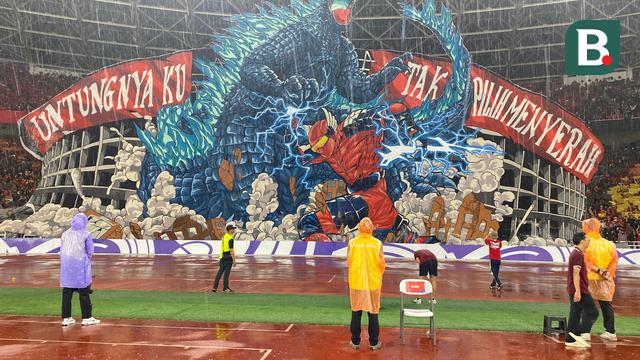 La Grande Indonesia yang berada di tribune utara SUGBK membentagkan koreografi raksasa bertuliskan "Untungnya Ku Tak Pilih Menyerah"
