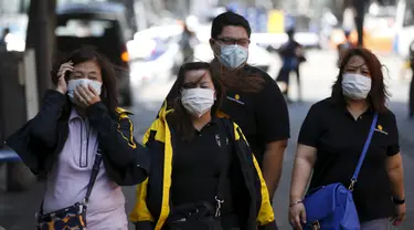 Sejumlah warga mengenakan masker saat berjalan di pusat perbelanjaan Myeongdong di Seoul, Korea Selatan, Rabu (3/6/2015). Korea Selatan siaga satu menghadapi wabah virus mematikan Middle East Respiratory Syndrome (MERS). (REUTERS/Kim Hong-Ji)