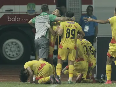Para pemain Bhayangkara FC merayakan gol yang dicetak oleh Alsan Putra ke gawang Madura United pada laga lanjutan liga 1 di Stadion Patriot, Bekasi, kamis (13/7/2017). Bhayangkara FC menang 2-1 atas Madura United. (Bola.com/M Iqbal Ichsan)