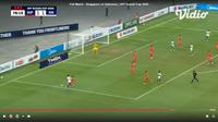 Gelandang Timnas Indonesia, Ricky Kambuaya dilanggar pemain Singapura pada babak semifinal Piala AFF 2020. (Tangkapan layar Vidio).