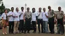 Komunitas Anak Bangsa berpose bersama petugas saat 'Aksi Maha Damai' di kawasan Monas, Jakarta, Selasa (3/2/2015). (Liputan6.com/Panji Diksana) 