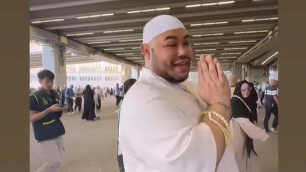 7 Potret Ivan Gunawan Jalan Kaki Menuju Jamarat untuk Lempar Jumrah, Langsung Diserbu Emak-Emak Jemaah Haji Indonesia Minta Foto Bareng