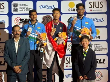 Briptu Muhamad Fawwaz Aditia Farrel, anggota Batalyon C Pelopor Satuan Brimob Polda Metro Jaya, berhasil meraih medali emas dalam ajang prestisius Asian Rifle/Pistol Championship 2026 yang diselenggarakan di New Delhi, India. (Dok. Humas Polri)
