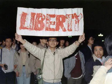22 April 1989, Mahasiswa membentangkan slogan kebebasan saat melakukan aksi unjuk rasa di Lapangan Tiananmen, Tiongkok. (AFP PHOTO/CATHERINE Henriette)