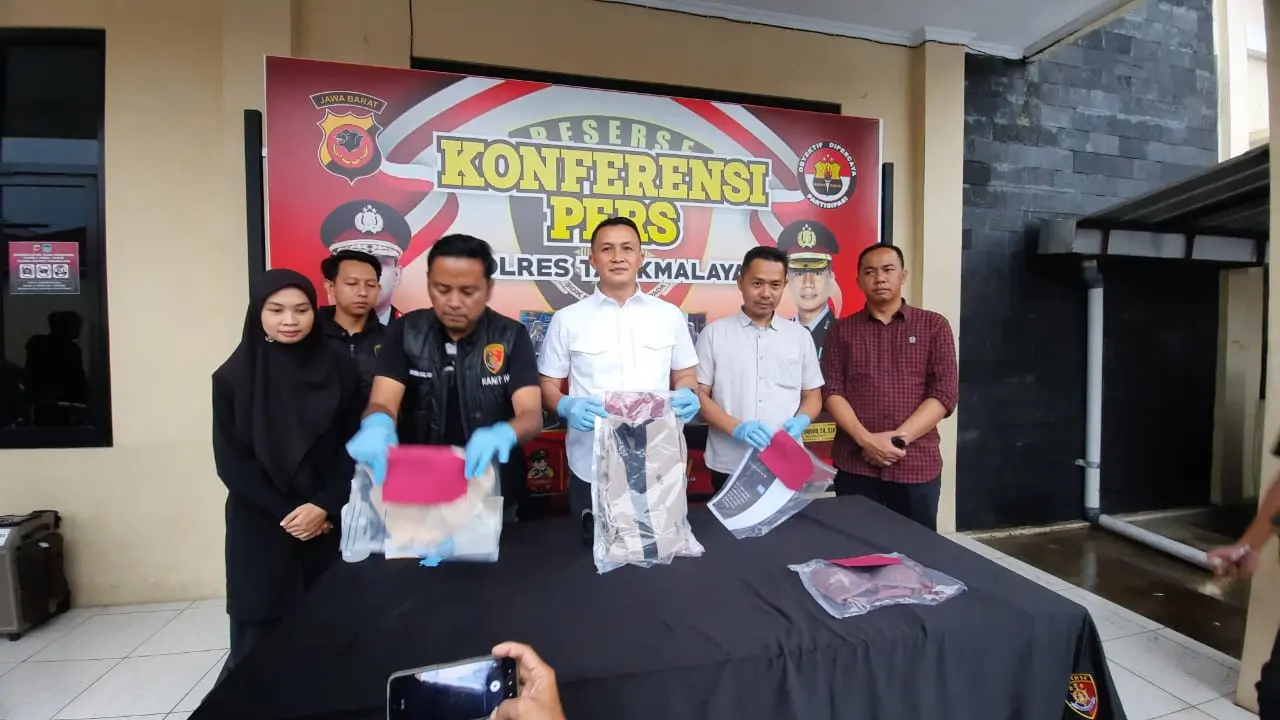Kasatreskrim Polres Tasikmalaya AKP Ridwan Budiarta menunjukan beberapa barang bukti dalam rilis kasus pencabulan ayah tiri kepada anak tirinya di Tasikmalaya. (Liputan6.com/Jayadi Supriadin)