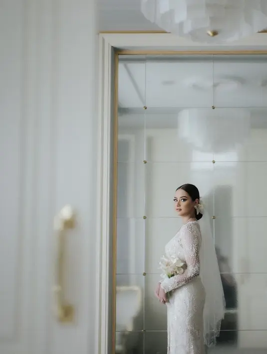 Kebaya dengan sentuhan modern ini memiliki detail embroidery dan payet putih yang cantik.