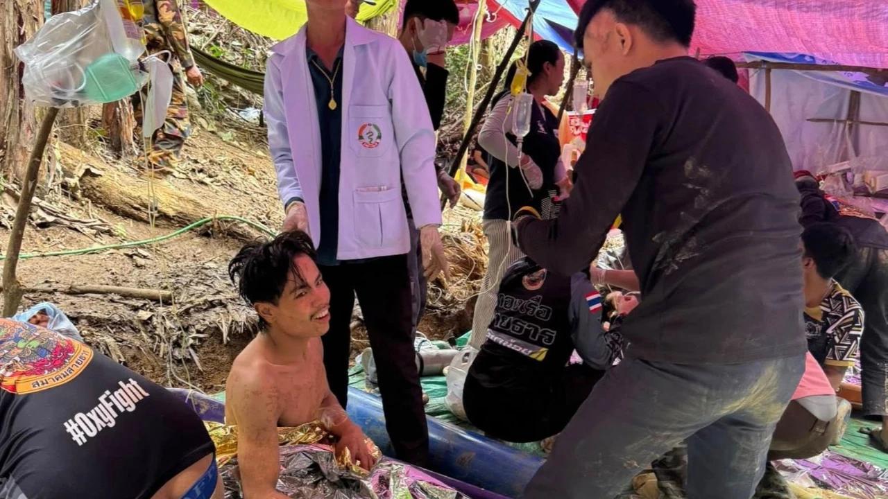 FOTO: Bertahan 10 Hari di Gua Terendam,  Empat Pria Laos Berhasil Dievakuasi