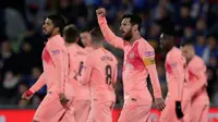 Lionel Messi menyumbangkan satu gol sekaligus membantu Barcelona menang 2-1 atas Getafe pada laga pekan ke-18 La Liga Spanyol, di Coliseum Alfonso Perez, Minggu (6/1/2019). (AP Photo/Manu Fernandez)