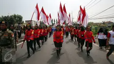 Peserta Kirab Kebangsaan 'Bersatu Kita Teguh' melakukan long marc ke Desa Rancasari, Pamanukan, Subang, Jawa Barat, Sabtu (4/3). Kirab Kebangsaan yang diikuti oleh ribuan pemuda ini di gagas Ketua DPP TMP Maruarar Sirait. (Liputan6.com/Johan Tallo)