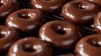 Krispy Kreme merilis donat Chocolate Glazed untuk pertama kali di Indonesia. (dok. Instagram @krispykremeid/https://www.instagram.com/p/CW7MFWgPfgk/)