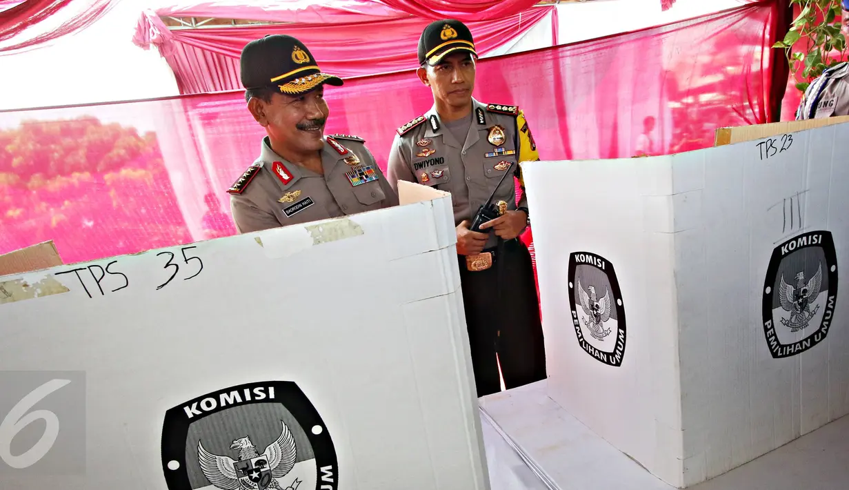 Kapolri Jendral Badrodin Haiti (kiri) meninjau bilik suara di TPS Kampung Pilkada RW 03, Depok, Jawa Barat, Rabu (9/12). Kapolri Jendral Badrodin Haiti turun langsung ke lapangan bersama jajarannya. (Liputan6.com/Immanuel Antonius)
