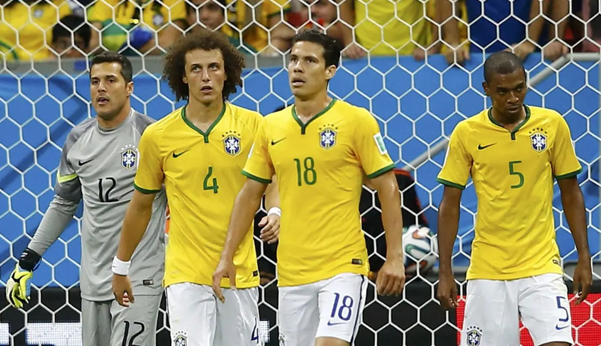 Ekspresi pemain Timnas Brasil, Julio Cesar, David Luiz, Hernanes dan Fernandinho (dari kiri ke kanan), usai dipermalukan Belanda 0-3 di laga perebutan tempat ketiga Piala Dunia 2014 di Stadion Nasional Brasilia, (13/7/2014). (REUTERS/Dominic Ebenbichler) 
