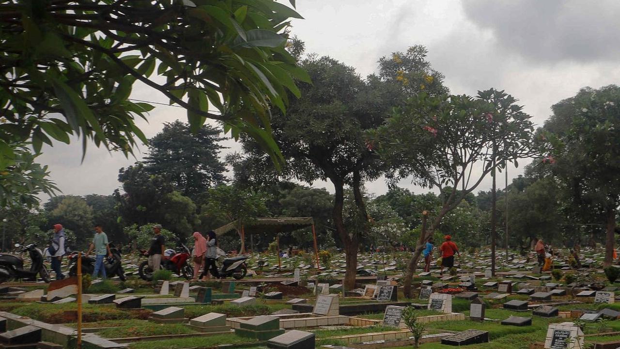 Peziarah saat ramai mendatangi makam keluarga untuk berdoa menjelang bulan Ramadan di TPU Karet Bivak, Jakarta, Minggu (10/3/2024). Foto: Liputan6.com / Herman Zakharia