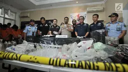Kabid Humas Polda Metro Jaya Kombes Pol Argo Yuwono, Kepala Subdit II Ditresnarkoba Polda Metro Jaya AKBP Calvijn Simanjuntak, Kepala Rutan Cipinang saat rilis kasus liquid vape narkoba di Kelapa Gading, Jakarta, Kamis (8/11). (Merdeka.com/Iqbal Nugroho)