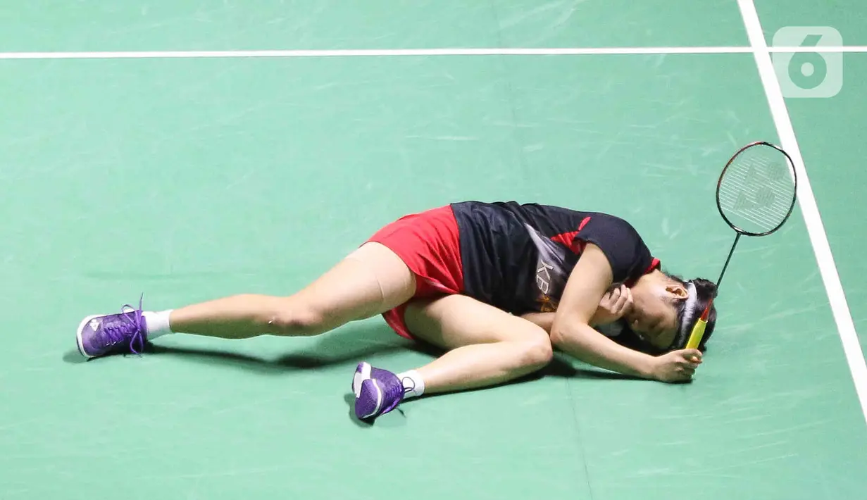 Pebulu tangkis tunggal putri Korea Selatan, An Se Young tergeletak saat bertanding melawan Carolina Marin dari Spanyol pada final Indonesia Masters 2023 di Istora Senayan, Jakarta, Minggu (29/1/2023). An Se Young berhasil menjadi juara di nomor tunggal putri Indonesia Masters 2023 usai mengalahkan Carolina Marin di final dengan skor 18-21, 21-18, dan 21-13. (Liputan6.com/Herman Zakharia)