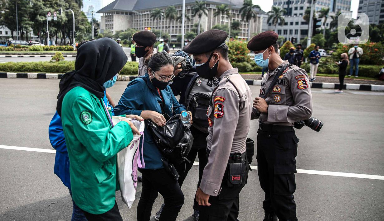 FOTO: Polisi Periksa Barang Bawaan Mahasiswa yang Unjuk ...