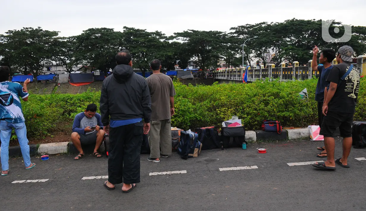 Memasuki bulan suci Ramadhan, kawasan KBT diramaikan oleh warga yang ngabuburit atau menunggu waktu berbuka puasa. (merdeka.com/Imam Buhori)