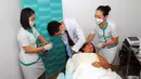 Tanam benang merupakan akupuntur dengan cara memasukkan sepotong benang khusus dalam jaringan dibagian bawah kulit pada titik akupuntur (Liputan6.com/Miftahul Hayat)