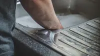 Cara Mudah Membersihkan Kerak Wastafel Dapur yang Sangat Kotor